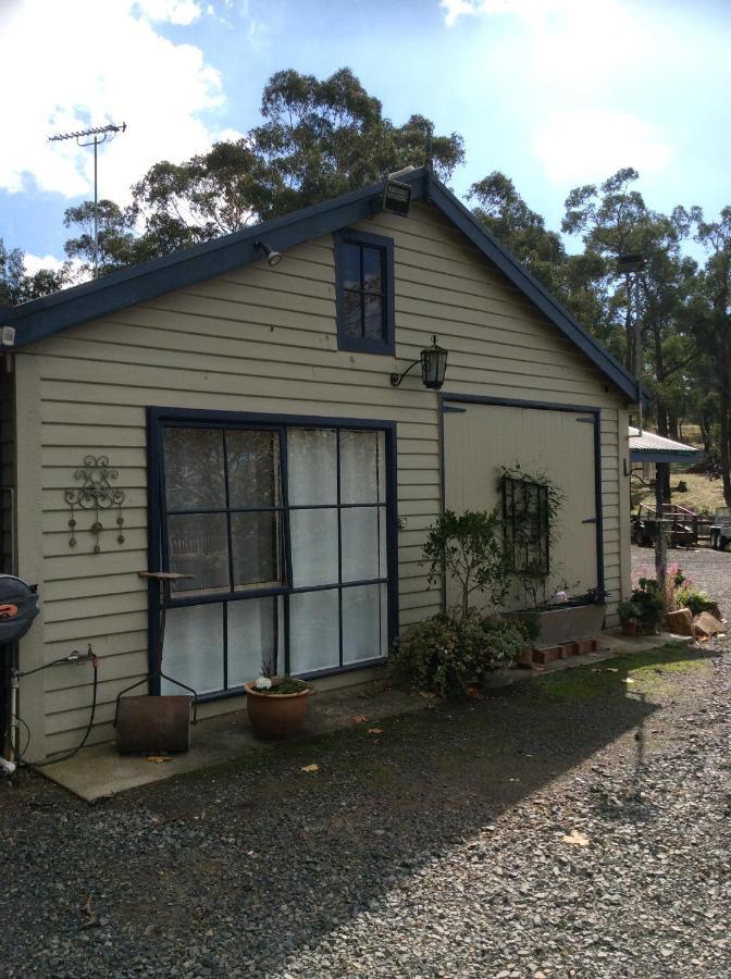 The Stables Hotel Wandin North Exterior photo